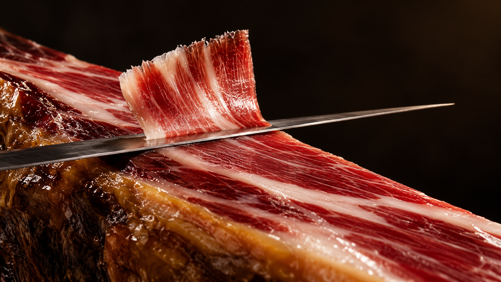 Loncha de jamón ibérico recién cortada